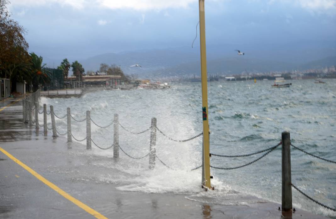 Kocaeli'de şiddetli fırtına denizi taşırdı. Sahil bantları sular altında kaldı 6