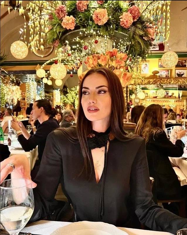 Fahriye Evcen İtalya'da rüzgar gibi esti. Stili çok konuşuldu 11