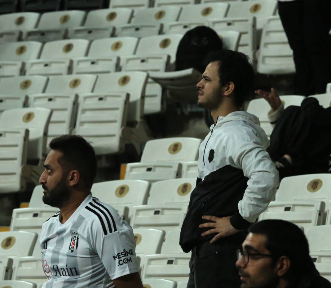 Bu haberden fotoğraf 'çalmak' serbesttir. Beşiktaş'ın kahır gecesi. Tarihi protesto. Hiçbir yerde göremeyeceğiniz fotoğraflar 131