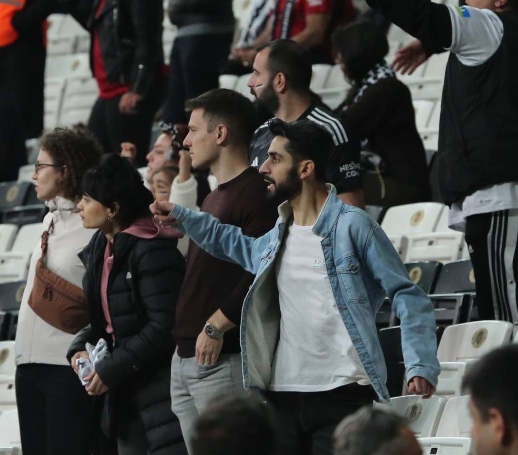 Bu haberden fotoğraf 'çalmak' serbesttir. Beşiktaş'ın kahır gecesi. Tarihi protesto. Hiçbir yerde göremeyeceğiniz fotoğraflar 124