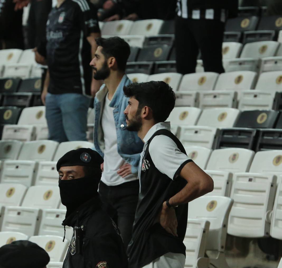 Bu haberden fotoğraf 'çalmak' serbesttir. Beşiktaş'ın kahır gecesi. Tarihi protesto. Hiçbir yerde göremeyeceğiniz fotoğraflar 122