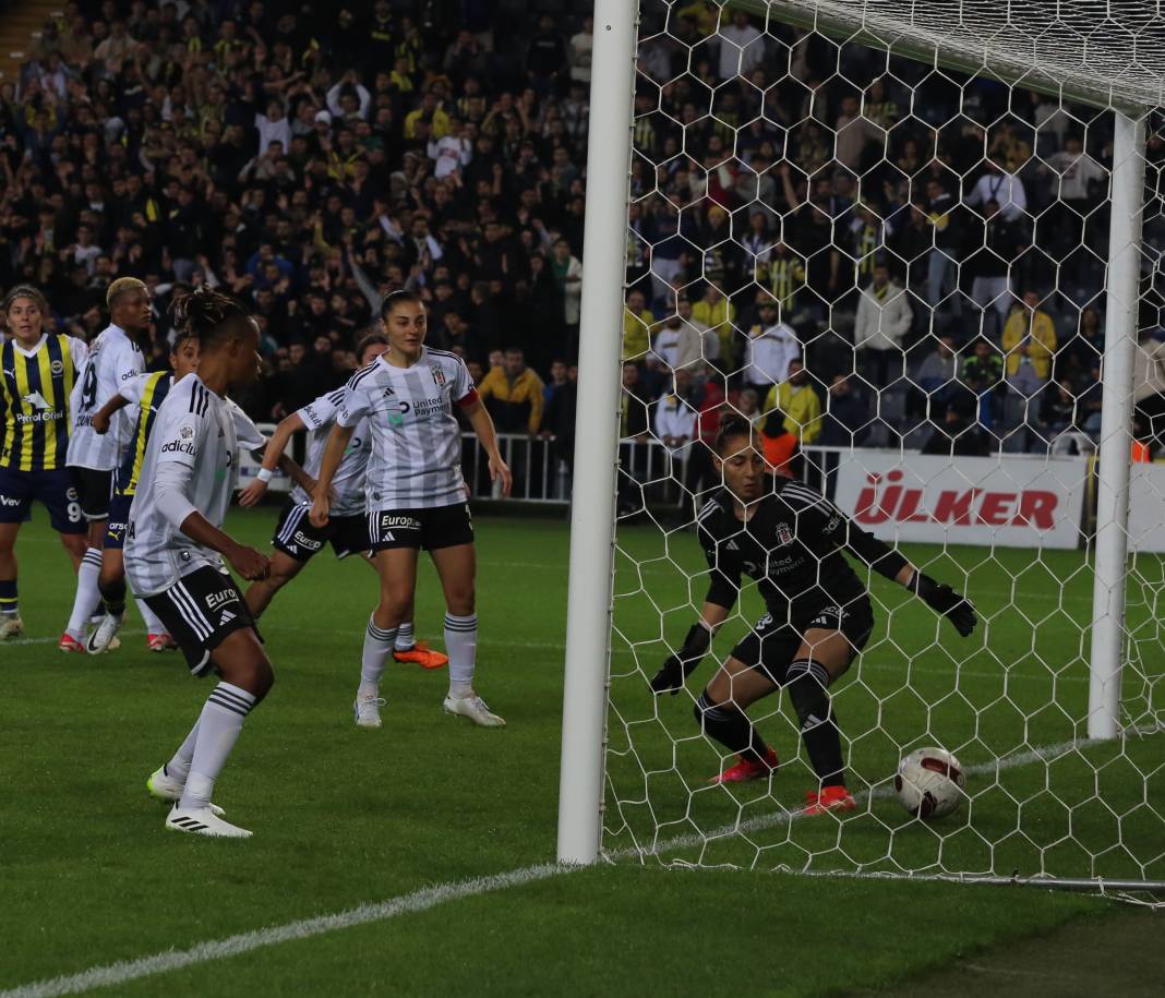 Derbinin galibi Fenerbahçe. Beşiktaş'ı 3 golle devirdi. İşte maçın tüm fotoğrafları 51
