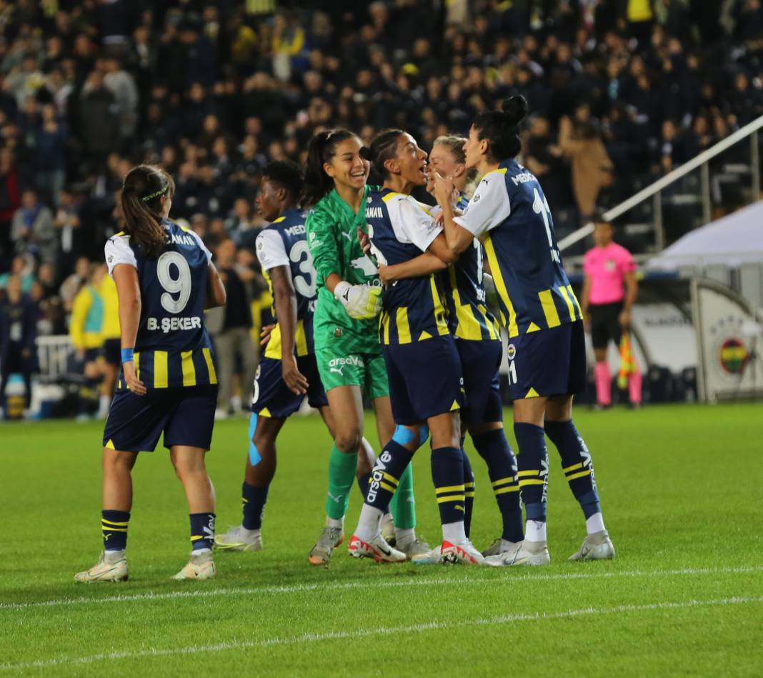 Derbinin galibi Fenerbahçe. Beşiktaş'ı 3 golle devirdi. İşte maçın tüm fotoğrafları 43