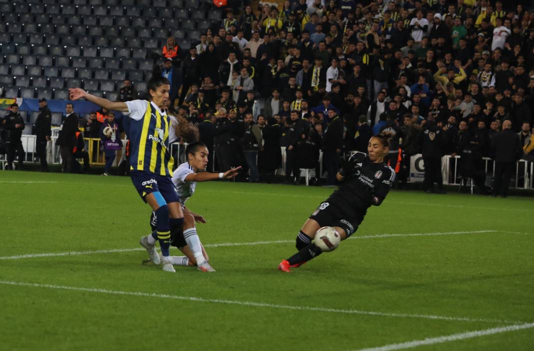Derbinin galibi Fenerbahçe. Beşiktaş'ı 3 golle devirdi. İşte maçın tüm fotoğrafları 40