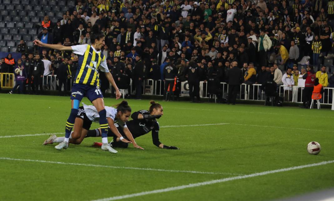 Derbinin galibi Fenerbahçe. Beşiktaş'ı 3 golle devirdi. İşte maçın tüm fotoğrafları 38