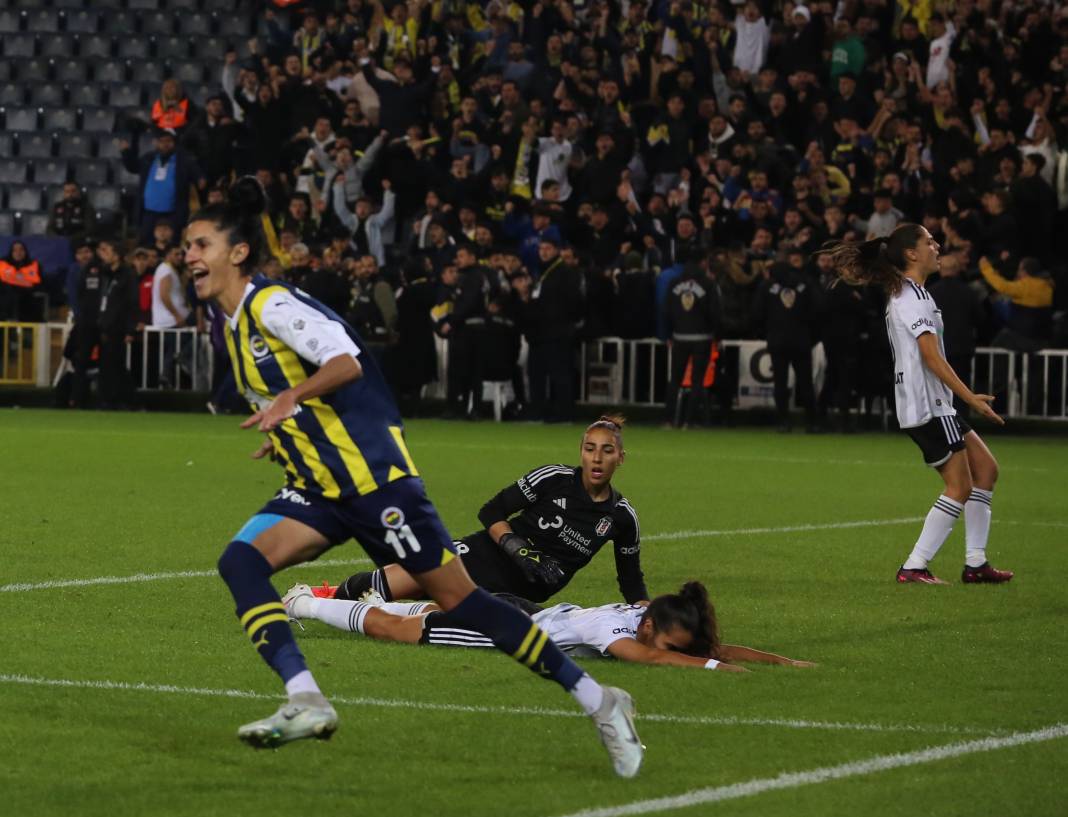 Derbinin galibi Fenerbahçe. Beşiktaş'ı 3 golle devirdi. İşte maçın tüm fotoğrafları 35