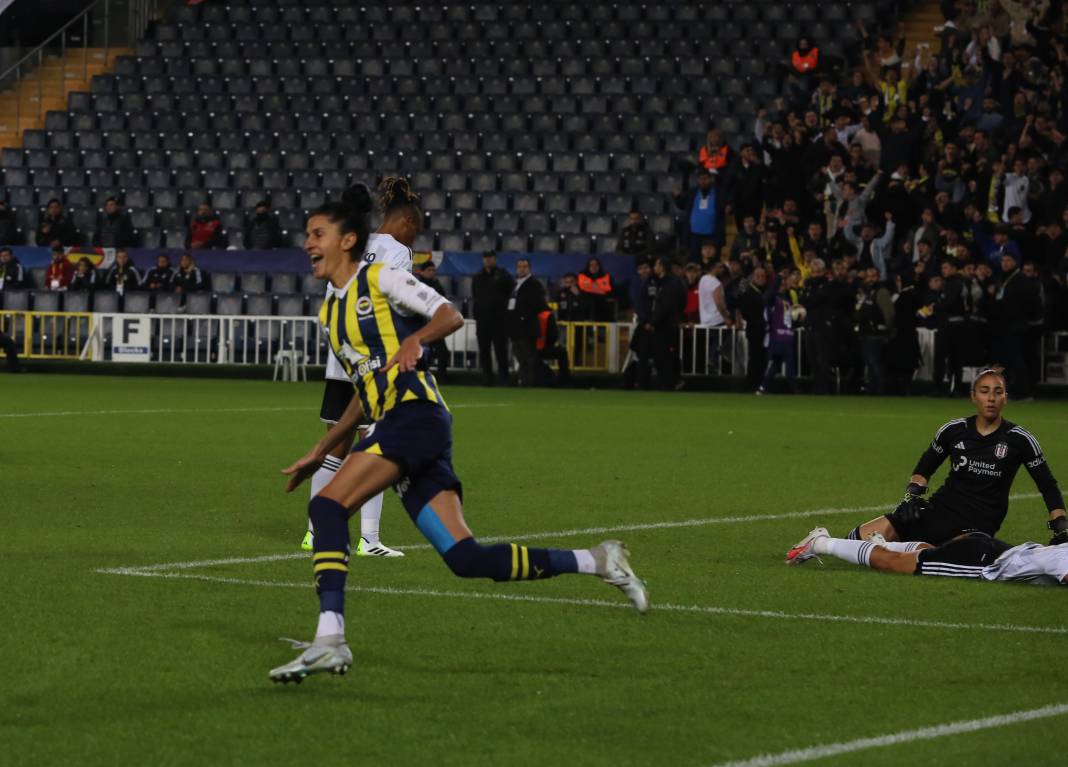 Derbinin galibi Fenerbahçe. Beşiktaş'ı 3 golle devirdi. İşte maçın tüm fotoğrafları 33