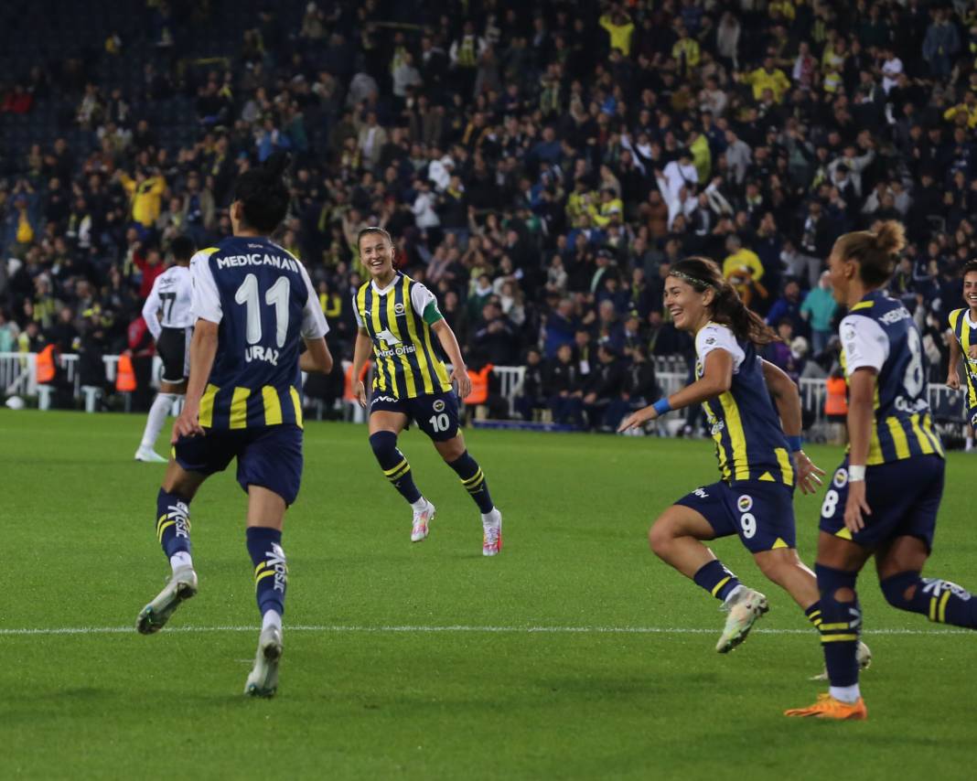Derbinin galibi Fenerbahçe. Beşiktaş'ı 3 golle devirdi. İşte maçın tüm fotoğrafları 32