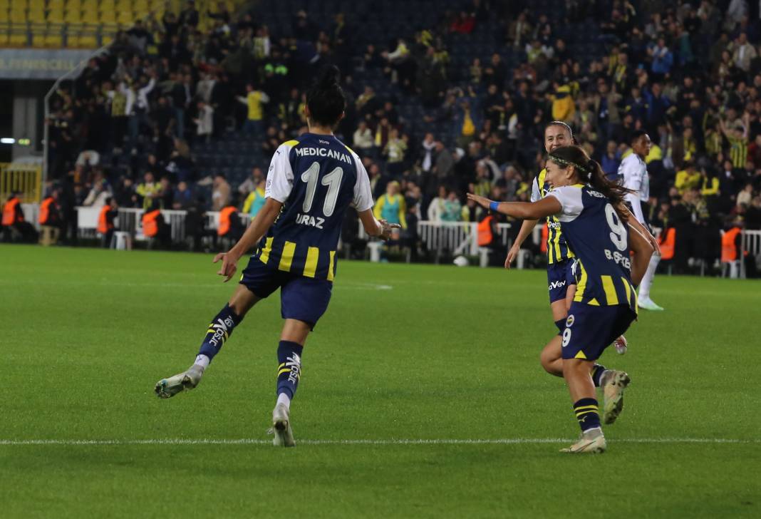 Derbinin galibi Fenerbahçe. Beşiktaş'ı 3 golle devirdi. İşte maçın tüm fotoğrafları 36