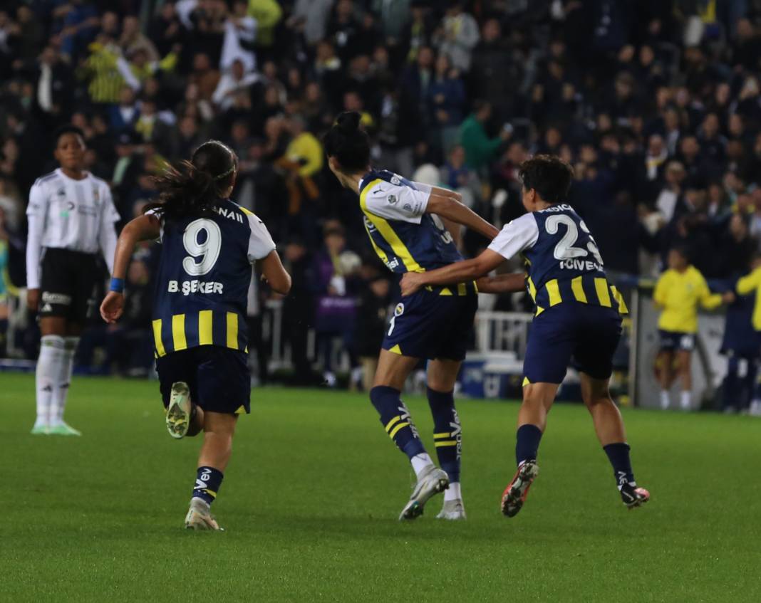 Derbinin galibi Fenerbahçe. Beşiktaş'ı 3 golle devirdi. İşte maçın tüm fotoğrafları 31