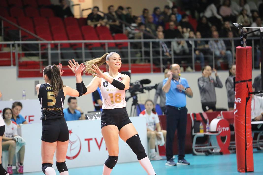 Zehra Güneş nefes kesti. Vakıfbank THY'yi rahat geçti. Maçın tüm fotoğrafları 33