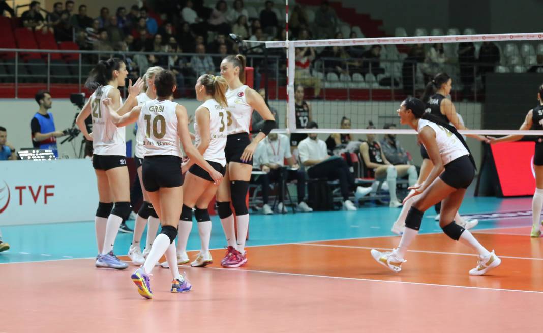 Zehra Güneş nefes kesti. Vakıfbank THY'yi rahat geçti. Maçın tüm fotoğrafları 30