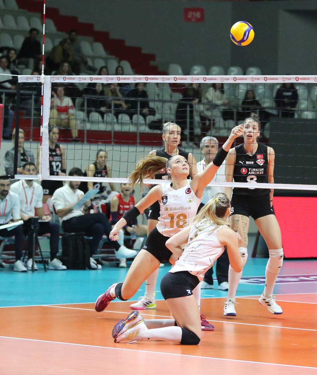 Zehra Güneş nefes kesti. Vakıfbank THY'yi rahat geçti. Maçın tüm fotoğrafları 15