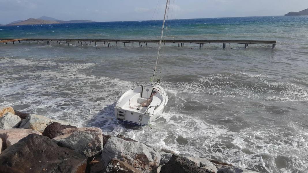 Bodrum'da fırtına 2 tekneyi parçaladı 3