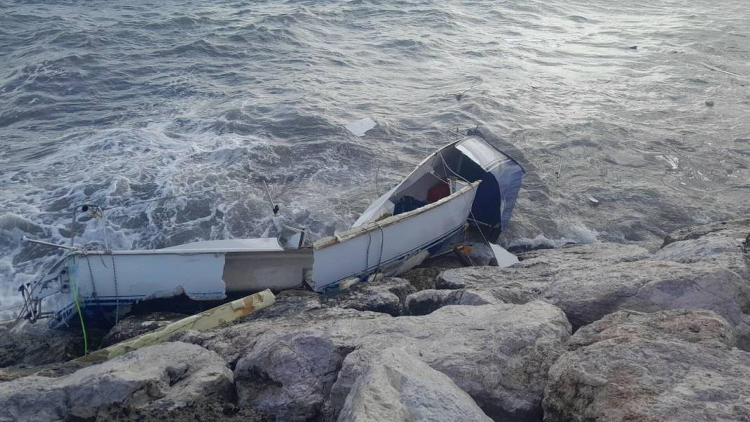 Bodrum'da fırtına 2 tekneyi parçaladı 2