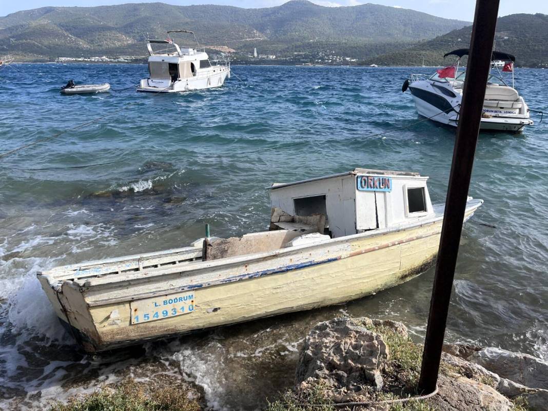 Bodrum'da fırtına 2 tekneyi parçaladı 13