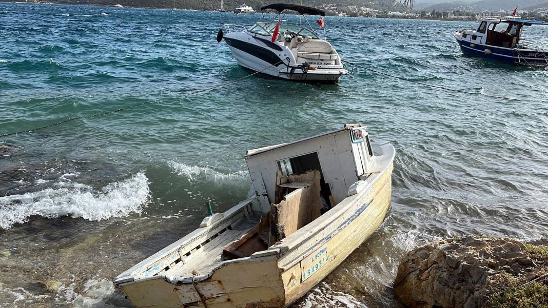 Bodrum'da fırtına 2 tekneyi parçaladı 5