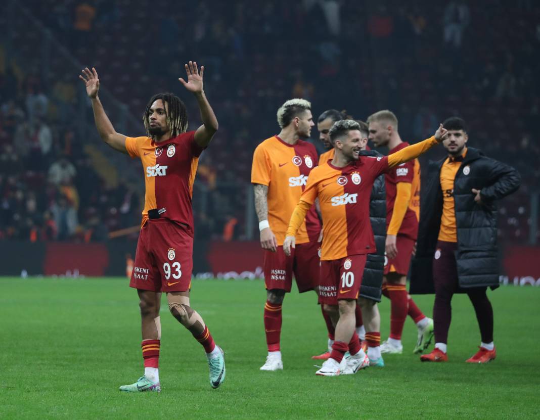 Galatasaray'da galibiyet sonrası ortalık çocuk bahçesine döndü. Maçın hiçbir yerde olmayan fotoğrafları 41