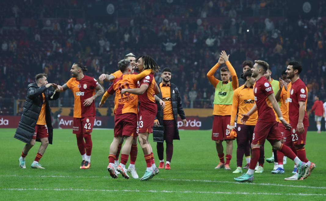 Galatasaray'da galibiyet sonrası ortalık çocuk bahçesine döndü. Maçın hiçbir yerde olmayan fotoğrafları 38