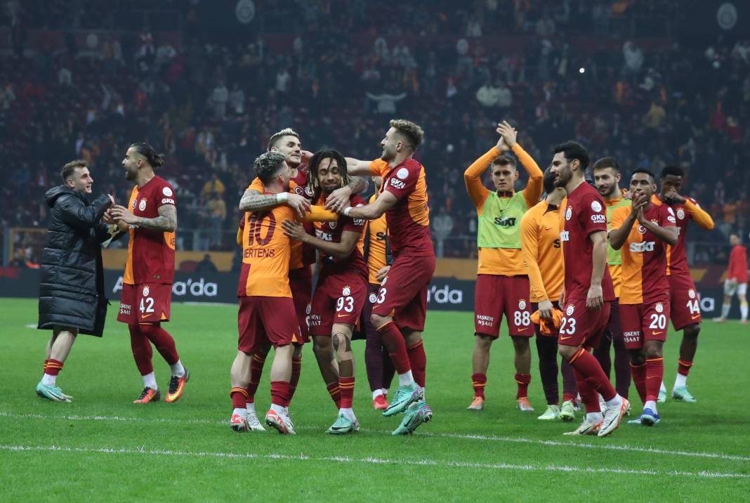 Galatasaray'da galibiyet sonrası ortalık çocuk bahçesine döndü. Maçın hiçbir yerde olmayan fotoğrafları 39