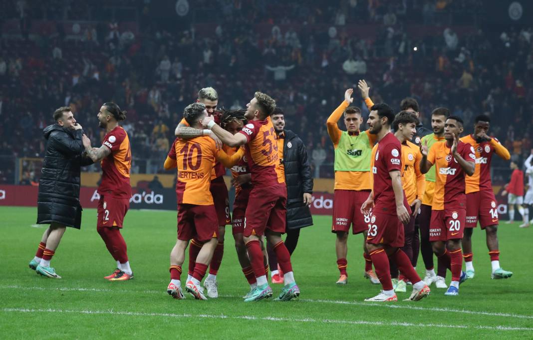 Galatasaray'da galibiyet sonrası ortalık çocuk bahçesine döndü. Maçın hiçbir yerde olmayan fotoğrafları 40