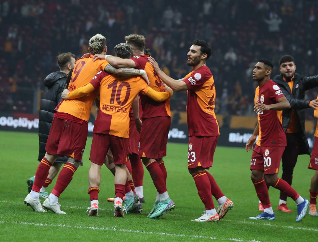 Galatasaray'da galibiyet sonrası ortalık çocuk bahçesine döndü. Maçın hiçbir yerde olmayan fotoğrafları 37
