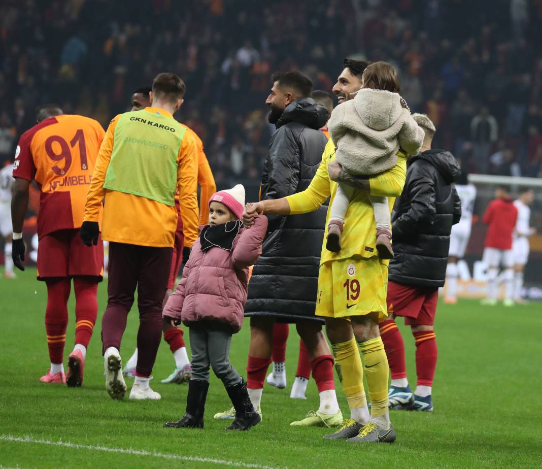 Galatasaray'da galibiyet sonrası ortalık çocuk bahçesine döndü. Maçın hiçbir yerde olmayan fotoğrafları 36