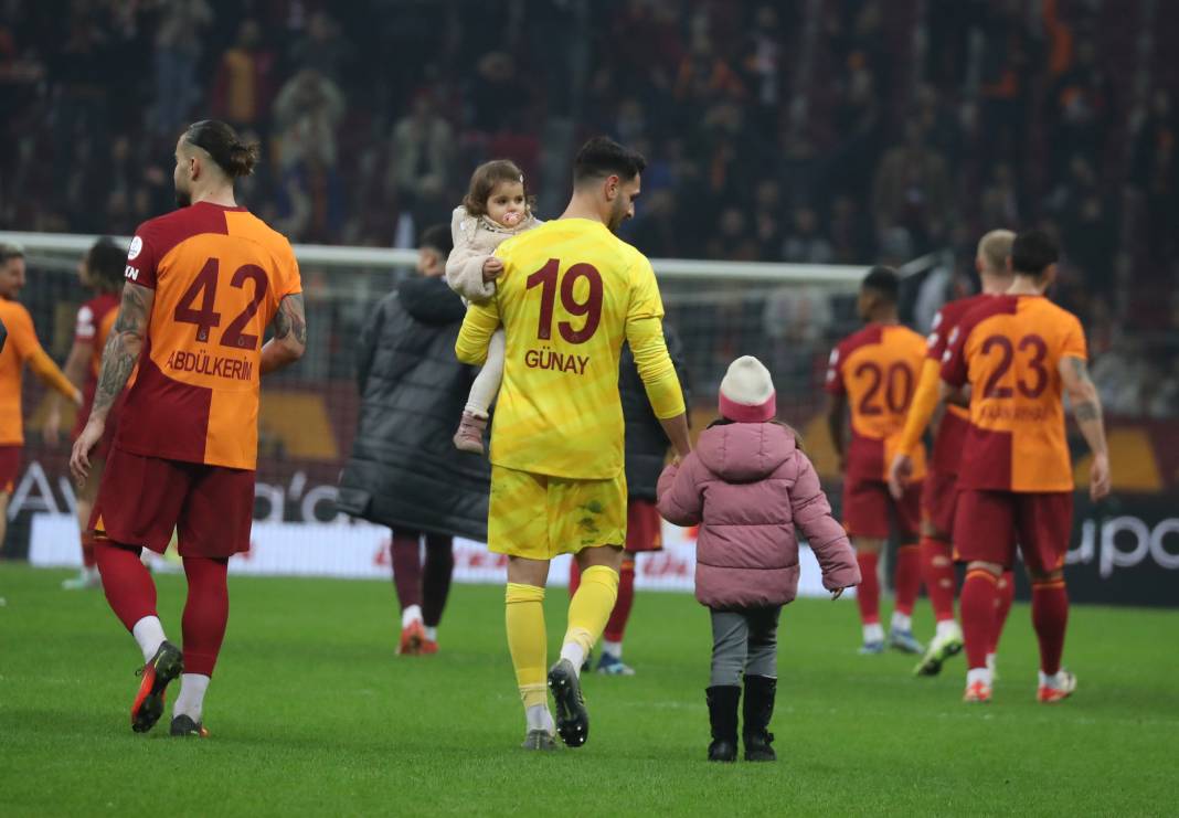 Galatasaray'da galibiyet sonrası ortalık çocuk bahçesine döndü. Maçın hiçbir yerde olmayan fotoğrafları 33