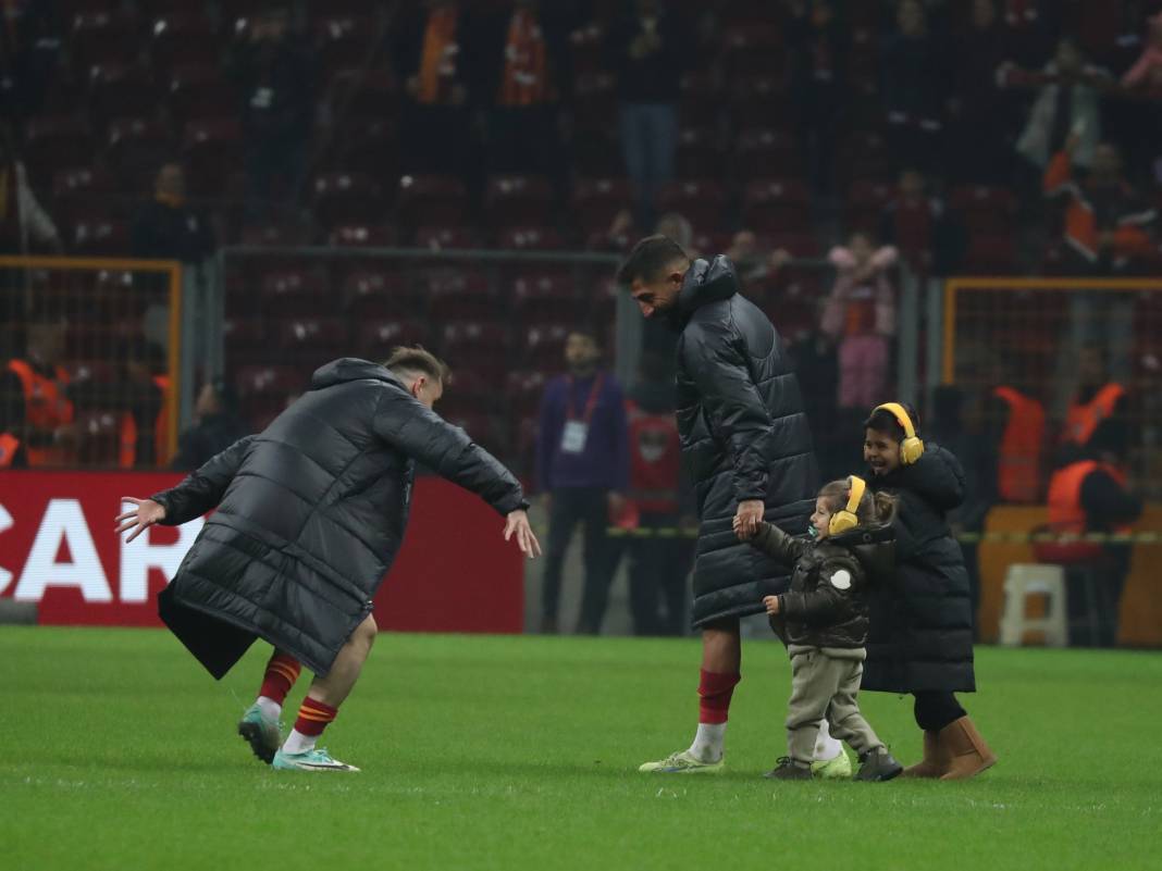 Galatasaray'da galibiyet sonrası ortalık çocuk bahçesine döndü. Maçın hiçbir yerde olmayan fotoğrafları 35