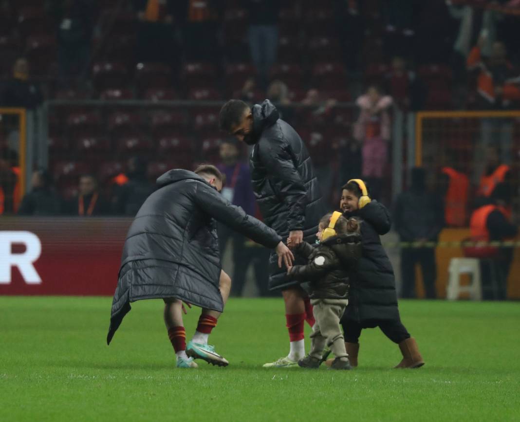 Galatasaray'da galibiyet sonrası ortalık çocuk bahçesine döndü. Maçın hiçbir yerde olmayan fotoğrafları 32
