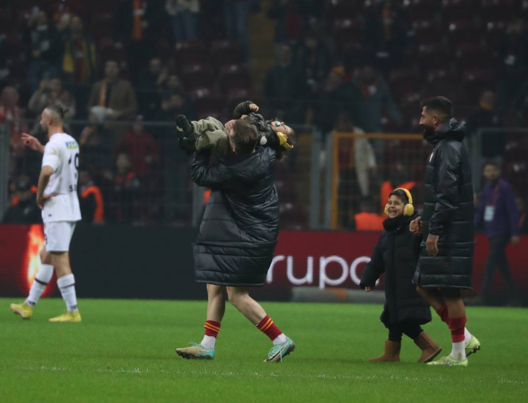 Galatasaray'da galibiyet sonrası ortalık çocuk bahçesine döndü. Maçın hiçbir yerde olmayan fotoğrafları 31