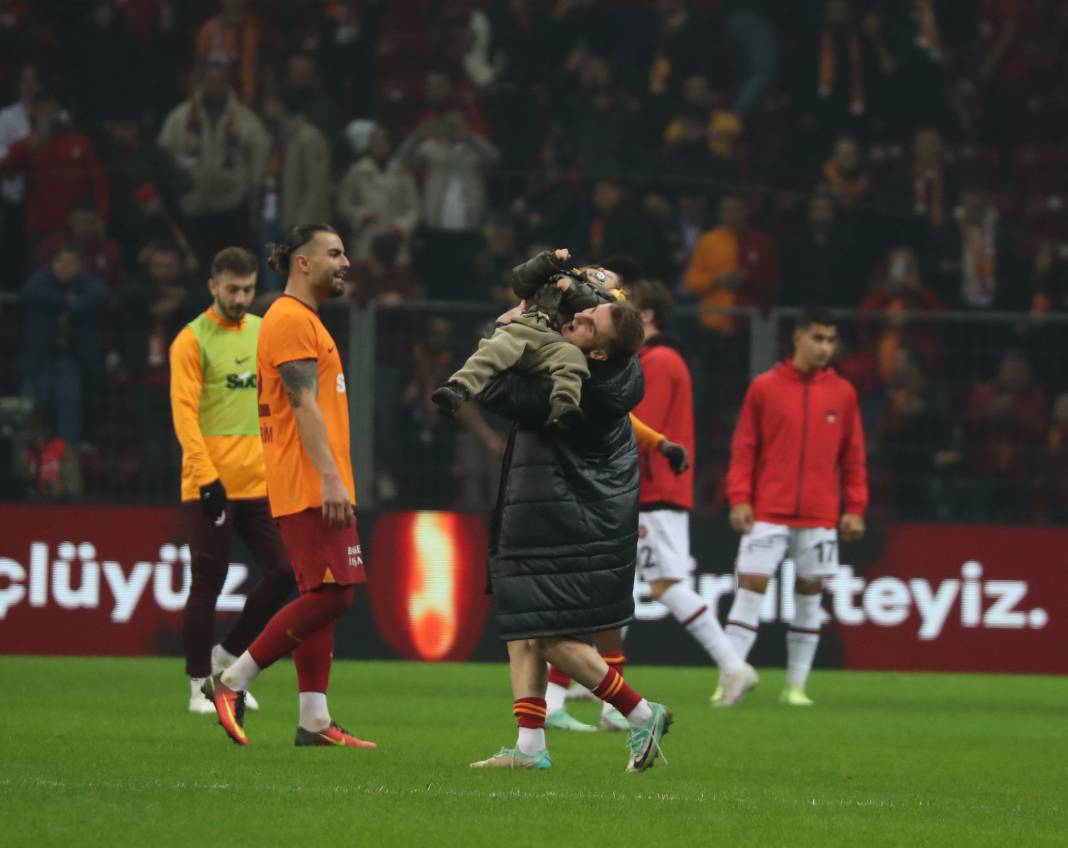 Galatasaray'da galibiyet sonrası ortalık çocuk bahçesine döndü. Maçın hiçbir yerde olmayan fotoğrafları 30
