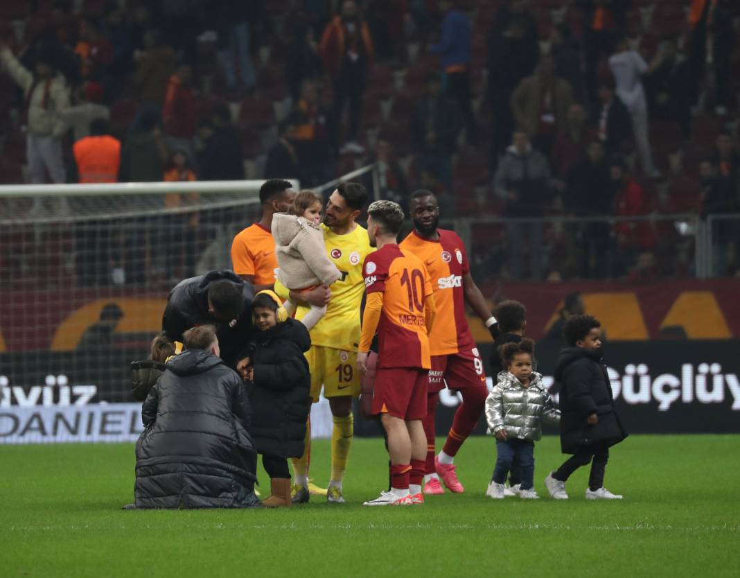 Galatasaray'da galibiyet sonrası ortalık çocuk bahçesine döndü. Maçın hiçbir yerde olmayan fotoğrafları 29