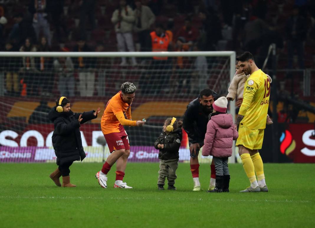 Galatasaray'da galibiyet sonrası ortalık çocuk bahçesine döndü. Maçın hiçbir yerde olmayan fotoğrafları 28