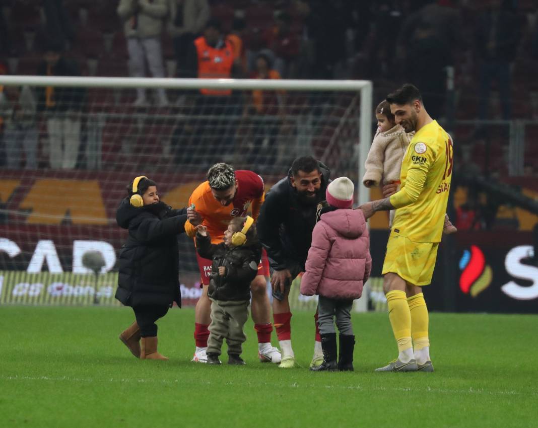 Galatasaray'da galibiyet sonrası ortalık çocuk bahçesine döndü. Maçın hiçbir yerde olmayan fotoğrafları 27