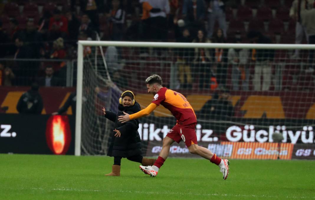 Galatasaray'da galibiyet sonrası ortalık çocuk bahçesine döndü. Maçın hiçbir yerde olmayan fotoğrafları 26