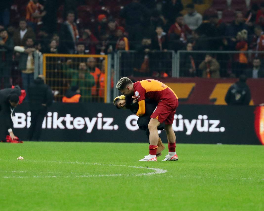 Galatasaray'da galibiyet sonrası ortalık çocuk bahçesine döndü. Maçın hiçbir yerde olmayan fotoğrafları 25