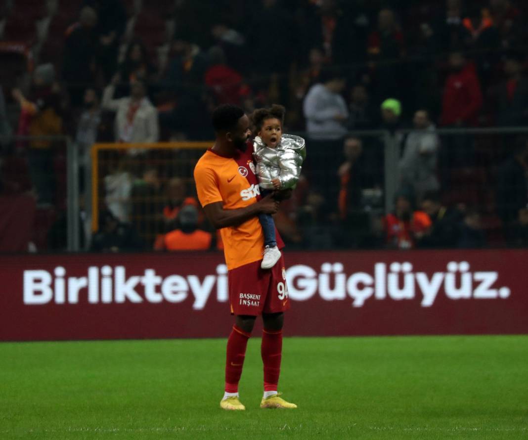 Galatasaray'da galibiyet sonrası ortalık çocuk bahçesine döndü. Maçın hiçbir yerde olmayan fotoğrafları 23