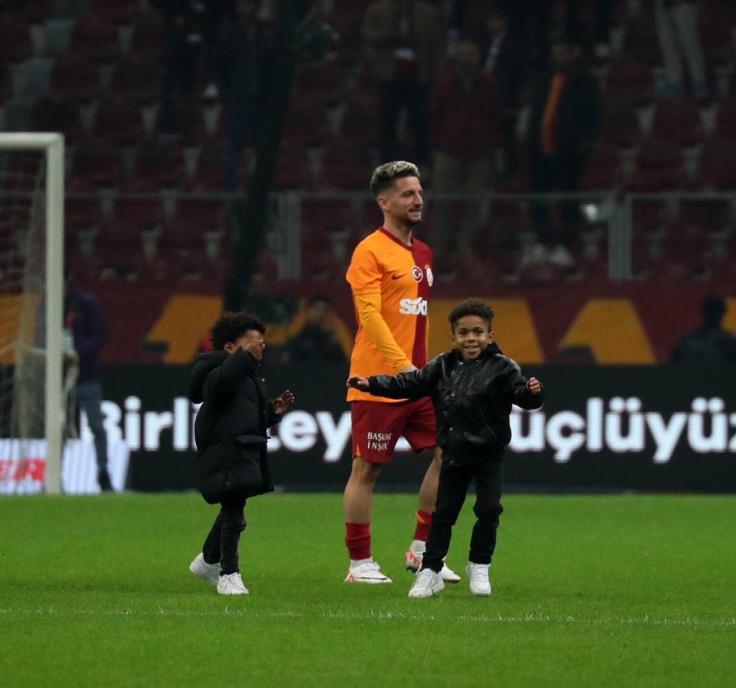 Galatasaray'da galibiyet sonrası ortalık çocuk bahçesine döndü. Maçın hiçbir yerde olmayan fotoğrafları 22