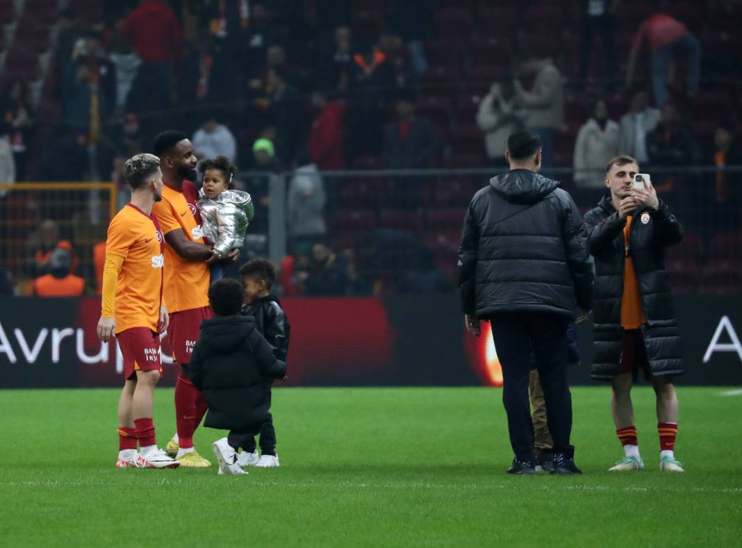 Galatasaray'da galibiyet sonrası ortalık çocuk bahçesine döndü. Maçın hiçbir yerde olmayan fotoğrafları 21
