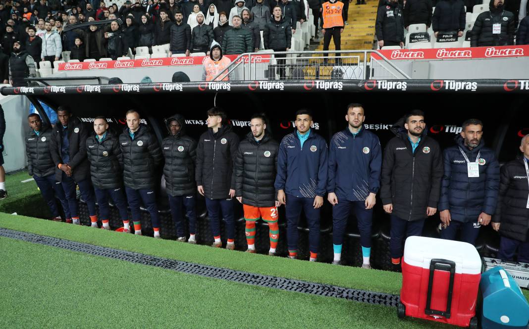 Beşiktaş taraftarı için sezon artık çile! Alanya'dan 3 yediler maç sonu özür dilediler. Alanyaspor Beşiktaş maçının çok özel fotoğrafları 49