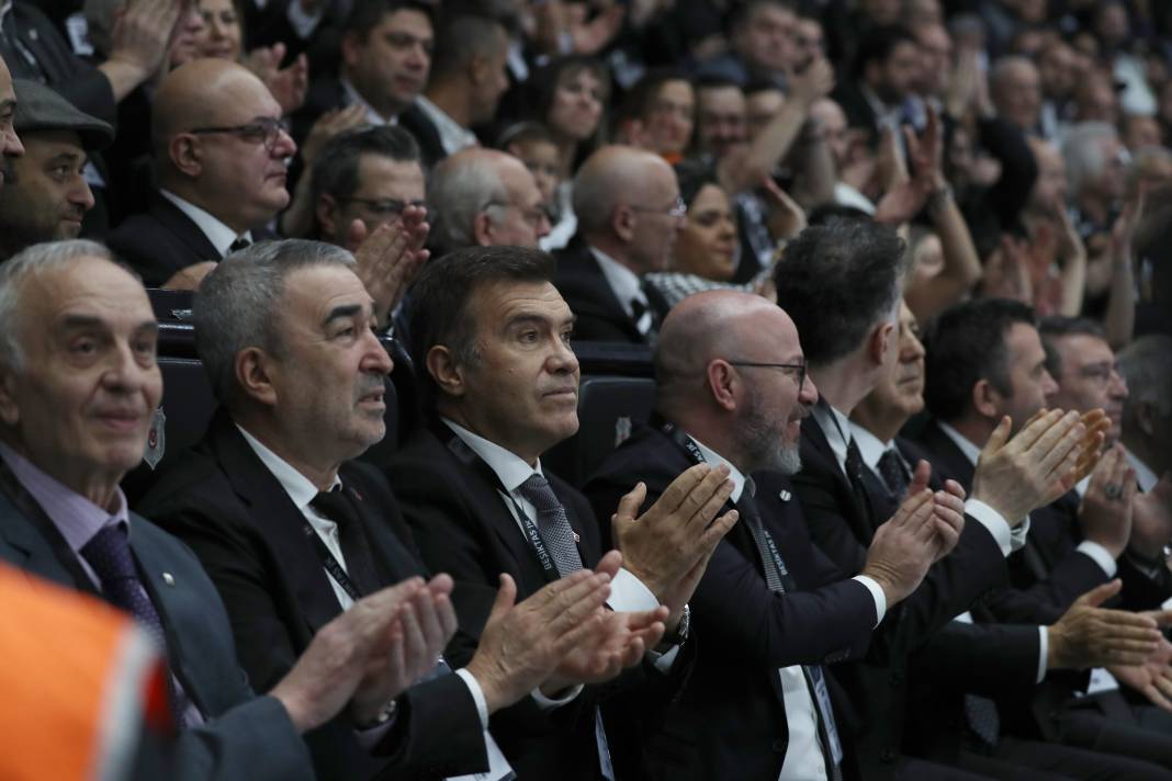 Beşiktaş'ın 35. başkanı belli oluyor. Serdal Adalı mı Hasan Arat mı? Genel kuruldan en güzel fotoğraflar 10