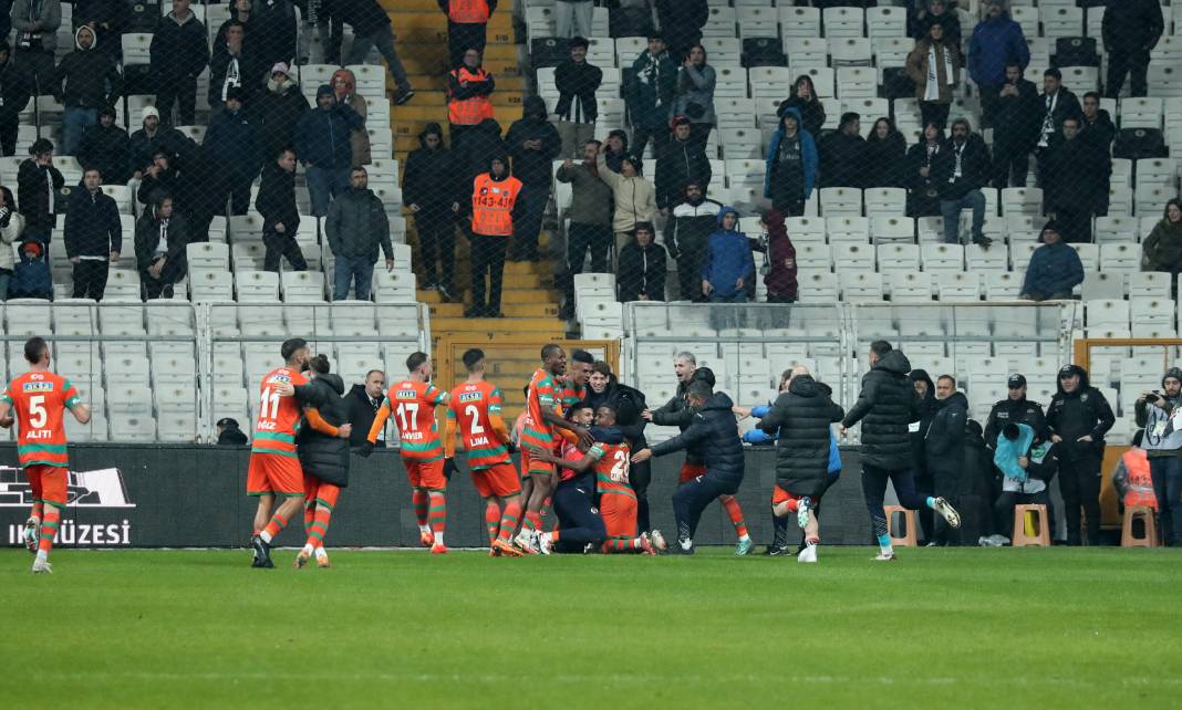 Beşiktaş taraftarı için sezon artık çile! Alanya'dan 3 yediler maç sonu özür dilediler. Alanyaspor Beşiktaş maçının çok özel fotoğrafları 23