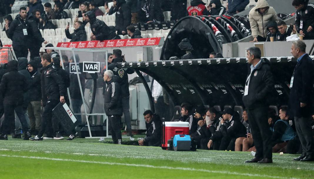 Beşiktaş taraftarı için sezon artık çile! Alanya'dan 3 yediler maç sonu özür dilediler. Alanyaspor Beşiktaş maçının çok özel fotoğrafları 21