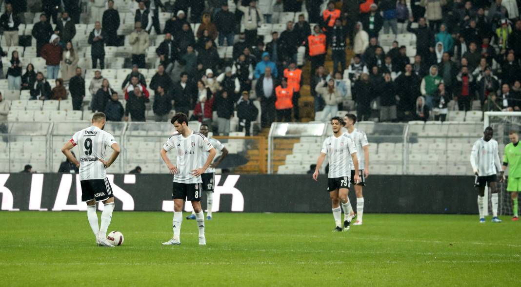 Beşiktaş taraftarı için sezon artık çile! Alanya'dan 3 yediler maç sonu özür dilediler. Alanyaspor Beşiktaş maçının çok özel fotoğrafları 19