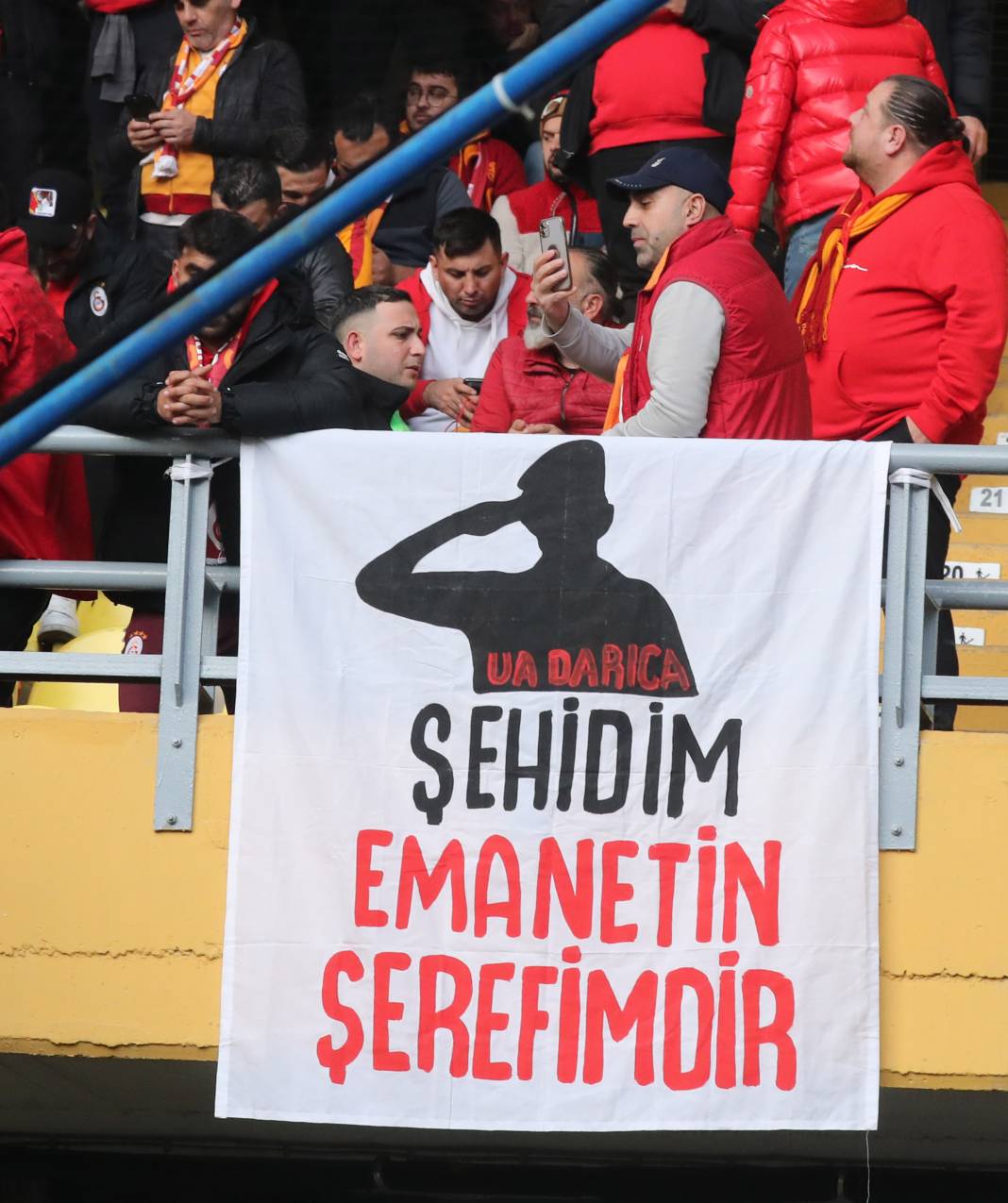 Fenerbahçe ve Galatasaray taraftarı şehitlerimizi unutmadı! Derbinin hiç bir yerde olmayan fotoğrafları 1