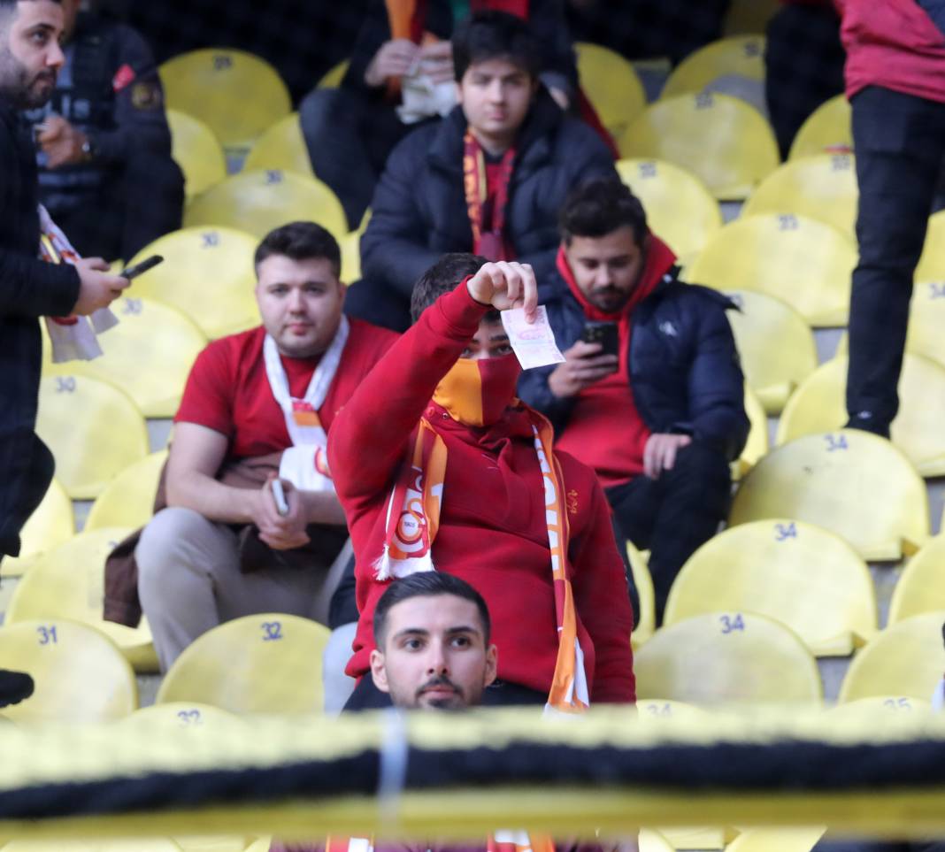 Fenerbahçe ve Galatasaray taraftarı şehitlerimizi unutmadı! Derbinin hiç bir yerde olmayan fotoğrafları 50