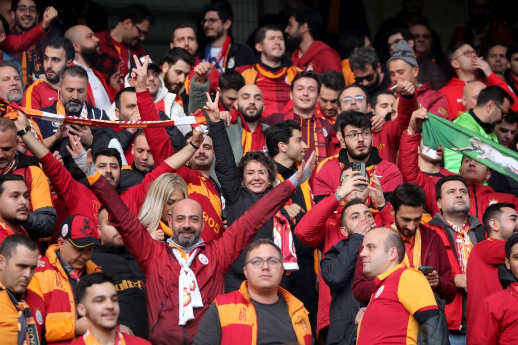 Fenerbahçe ve Galatasaray taraftarı şehitlerimizi unutmadı! Derbinin hiç bir yerde olmayan fotoğrafları 45