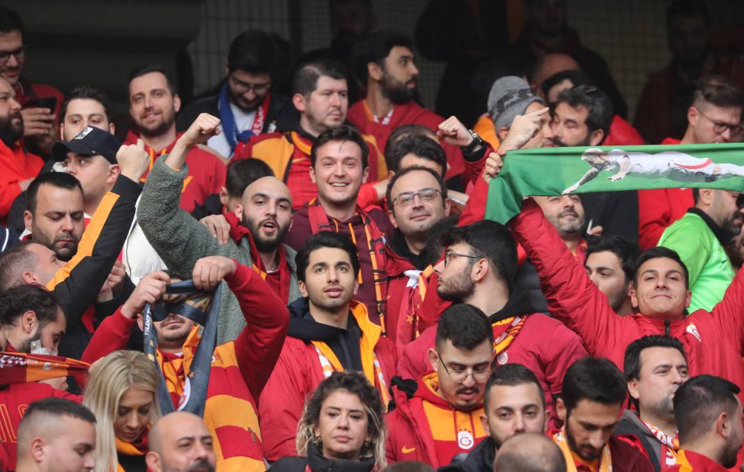 Fenerbahçe ve Galatasaray taraftarı şehitlerimizi unutmadı! Derbinin hiç bir yerde olmayan fotoğrafları 44