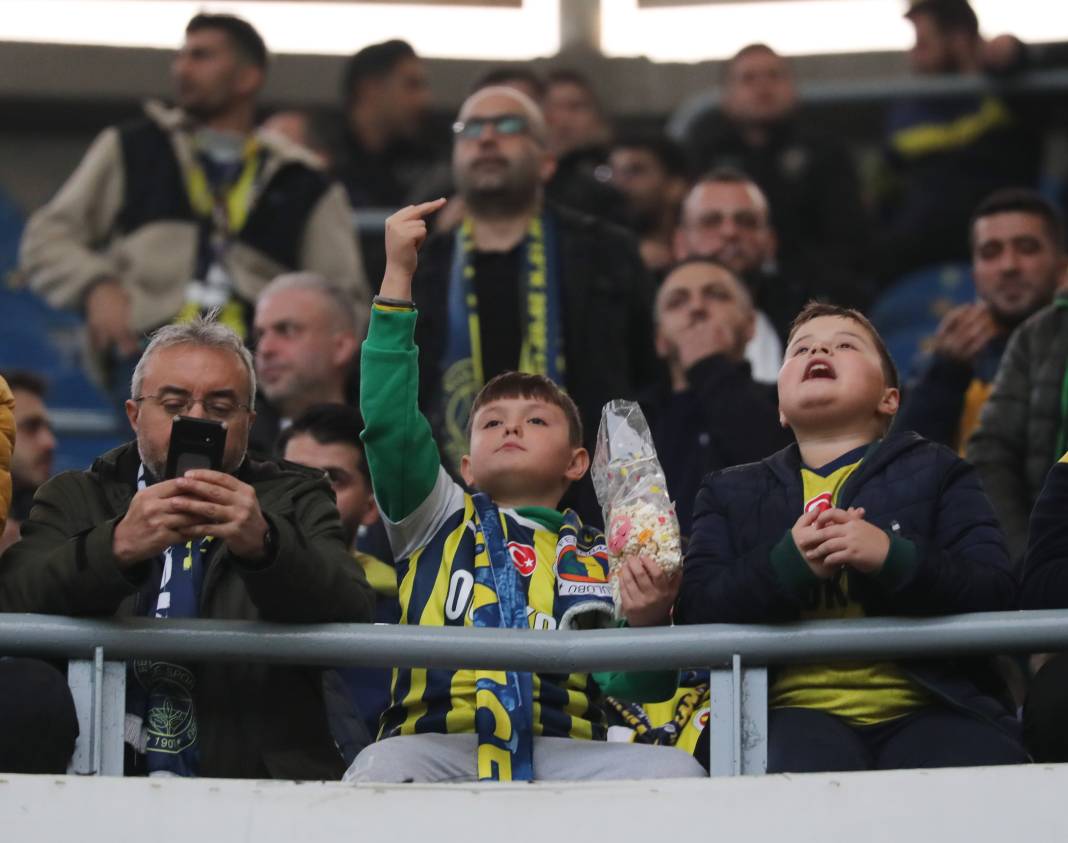 Fenerbahçe ve Galatasaray taraftarı şehitlerimizi unutmadı! Derbinin hiç bir yerde olmayan fotoğrafları 27